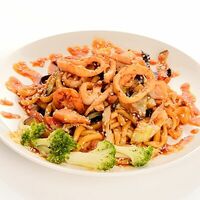 Лапша Вок с морепродуктами и соусом на выбор в Лаваши