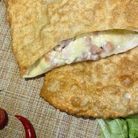 С подкопченной курицей и сыром в Чебуречная