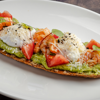 Тост с креветками, гуакамоле, яйцом пашот в Съели Сумели по цене 930 ₽