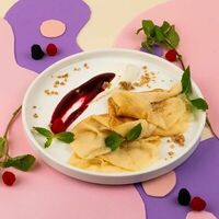 Блинчики со сметаной и ягодным соусом в Monkey pub