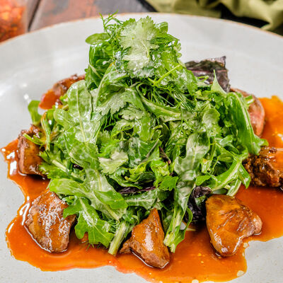 Теплый салат с куриной печенью в Роял Палас по цене 520 ₽