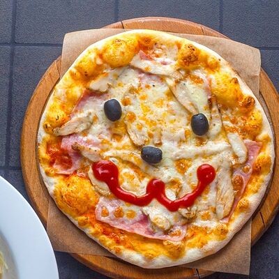 Пицца детская курица-ветчина в Cinema Pizza&PastaСинема Пицца&Паста по цене 220 ₽