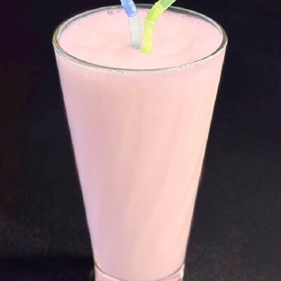 Клубничный коктейльв Boss pizzarolls по цене 260 ₽