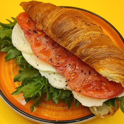 Круассан с салями и моцареллой в Dobro coffee microroasters по цене 360 ₽