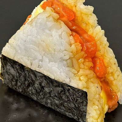 Онигири Лосось в соусе манго-чили в Snail Суши по цене 264 ₽