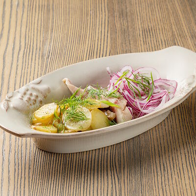 Филе сельди с разваристым картофелем и красным луком в Онегин дача по цене 690 ₽