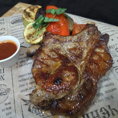 Свиная корейка гриль в Три перца по цене 790 ₽