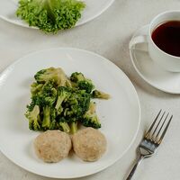 Котлеты из индейки с брокколи на пару в Balance cafe