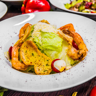Салат Цезарь с креветками в Lounge-Café Marrakech по цене 380 ₽