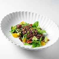 Теплый салат с куриной печенью, авокадо и вялеными томатами в Capo Ristorante