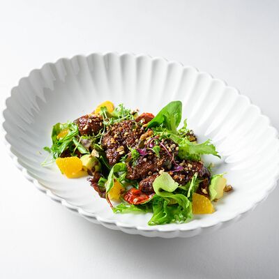 Теплый салат с куриной печенью, авокадо и вялеными томатами в Capo Ristorante по цене 1050 ₽