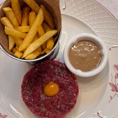 Тартар из говядины с картофелем фри в L'angolo Italiano по цене 38 р.