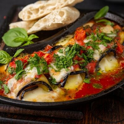 Баклажан, запеченный с сыром и томатами в Сытый Лось по цене 570 ₽