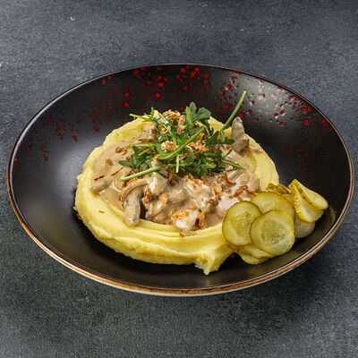 Бефстроганов с картофельным пюре и маринованным огурчиком в FatBoy PUB по цене 850 ₽