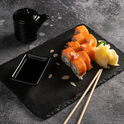 Ролл Филадельфия с лососем в Фарш бургер халяль по цене 1990 ₽