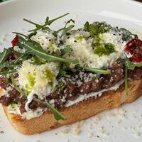 Брускетта с рубленой телятиной и сыром страчателла в Seven
