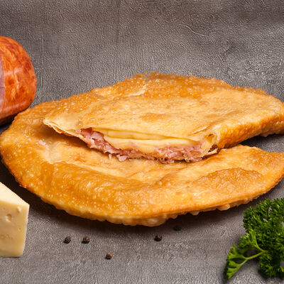 Чебурек с сыром и ветчиной в Крымские чебуреки по цене 300 ₽