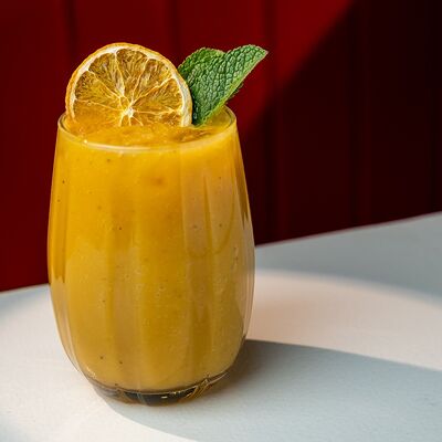 Смузи Манго-персик-банан в Метро Cafe по цене 499 ₽