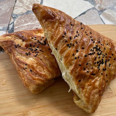 Самса из слоеного теста в Шаурма халяль по цене 115 ₽