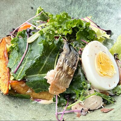 Салат с копченой скумбрией и салатом Айсберг в ресторан 