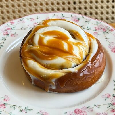 Булочка с корицей в Кофеин по цене 389 ₽