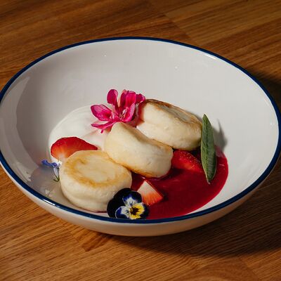 Сырники с малиной и сметаной в Cream Soda по цене 490 ₽