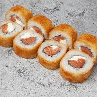 Жареный ролл с лососем в Yoshi sushi