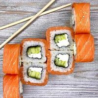 Ролл Филадельфия с огурцом в Umami