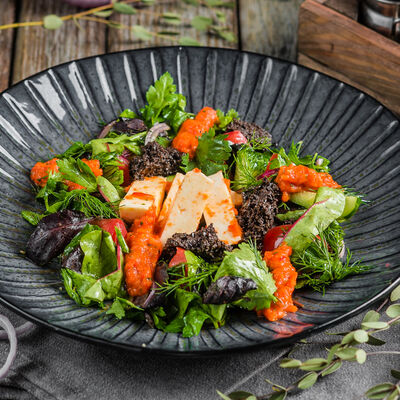 Салат с домашним сыром и ароматным соусом в Пряности & Радости на Московском по цене 390 ₽