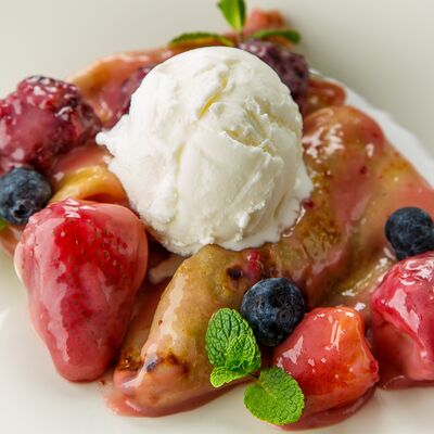 Блинчики с мороженым и ягодами в Белая черешня по цене 385 ₽