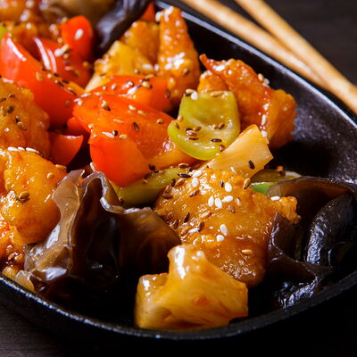 Тигровые креветки в кисло-сладком соусе с ананасами в Чайна Тун по цене 390