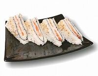 Сэндвич спайси сяке в Токио