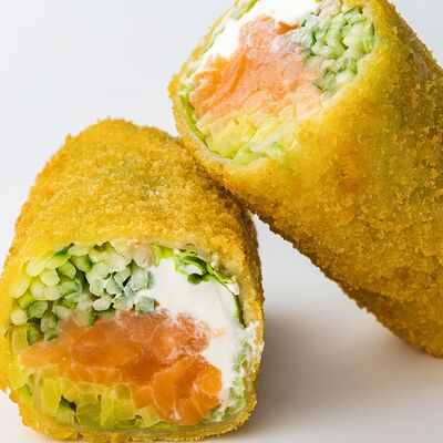 Спринг ролл хот с лососем в Вкусно разно по цене 625 ₽