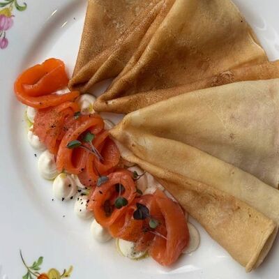 Блины с лососем и муссом из копченого сыра в Entree по цене 670 ₽