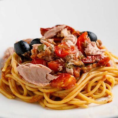 Спагетти по-сицилийски с тунцом и маслинами в Кукумбер по цене 590