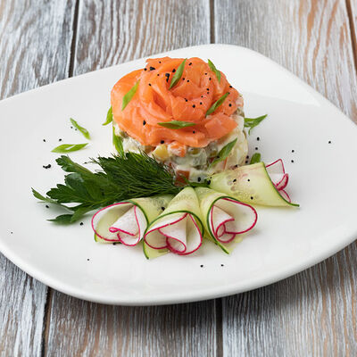 Салат Оливье с лососем в Кофейня на Остоженке по цене 860 ₽