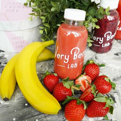 Клубнично-банановый смузи в Клубника в шоколаде VeryBerryLab по цене 320