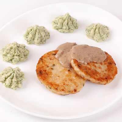 Куриные Биточки под Сливочно-Грибным Соусом с Картофельным Пюре в Сыто Пьяно по цене 499 ₽