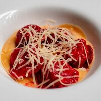 Пельмени с курицей и креветкой со сливочным соусом том ям в Чемодан