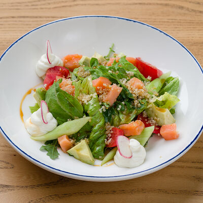 Салат с лососем, томатами, киноа и авокадо в Разжигатели по цене 790 ₽