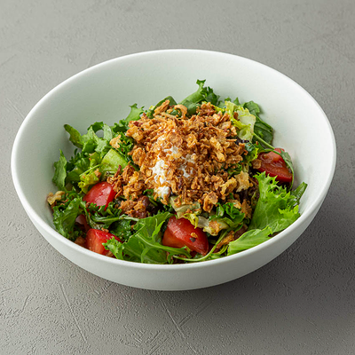 Салат из сладких томатов с кнели из сыра фета в Диккенс по цене 550 ₽