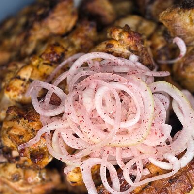 Свиной шашлычный сет (3-4 человека) в Мужчина готовит по цене 2700 ₽