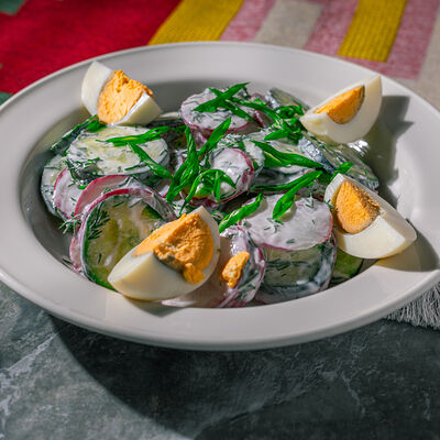 Салат со свежим редисом и огурцом, зеленью и яйцом, заправленный мацони в Хачапури по цене 490 ₽