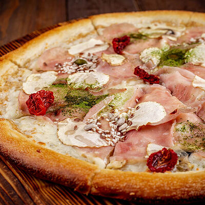 С ветчиной и грибами в Пицца Хаб по цене 759 ₽