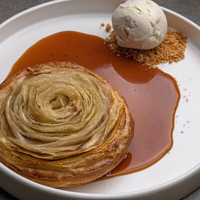 Яблочный пирог с карамельным соусом в 321 Club by Novikov по цене 690