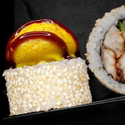 Белый запечённый ролл с угрём в Суши Хаб по цене 1325 ₽