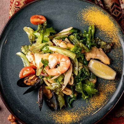 Салат с морепродуктами в Карас по цене 1140 ₽