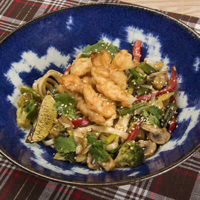 Удон с тигровыми креветками в кокосовом молоке и чили перцем в СъелБыСам по цене 389 ₽