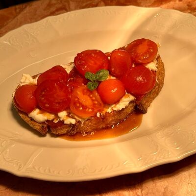 Брускетта со страчателлой и запеченными томатами в Мандарин по цене 725 ₽