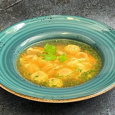 Супчик с домашней безглютеновой лапшой и фрикадельками в Lo vegano по цене 540 ₽